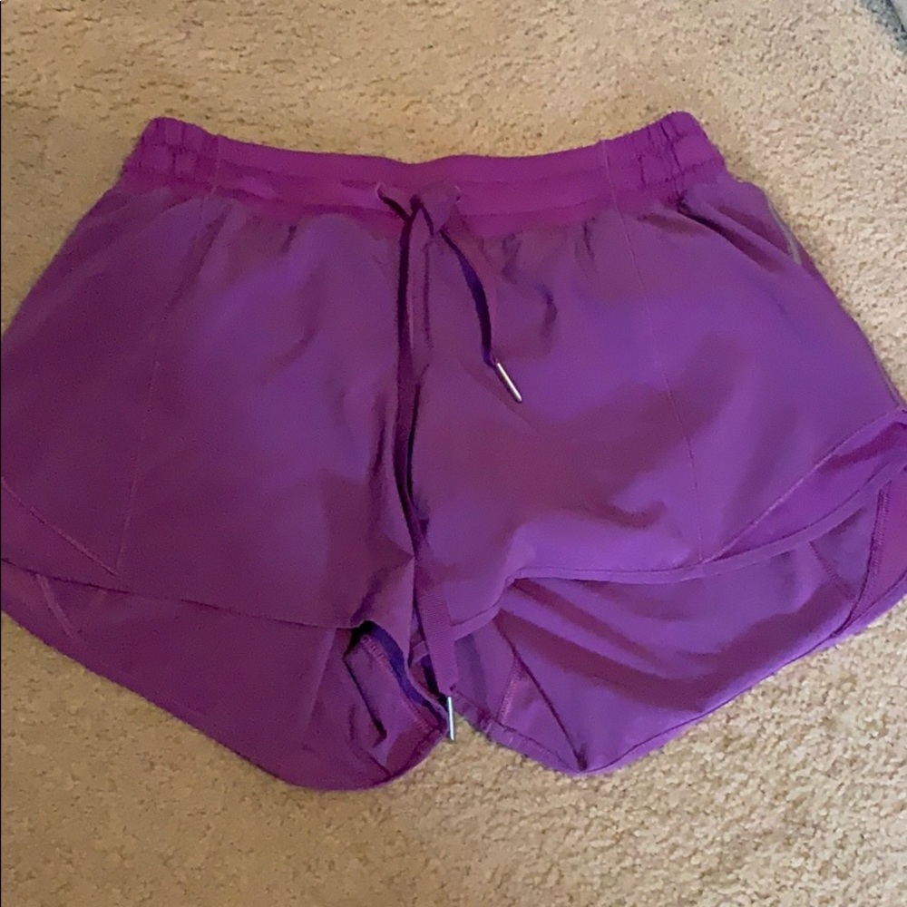 EUC Lululemon Hotty Hot 4” short size 6